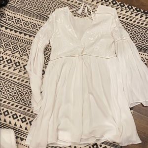 Gorgeous white flows dress perfect for maternity!!